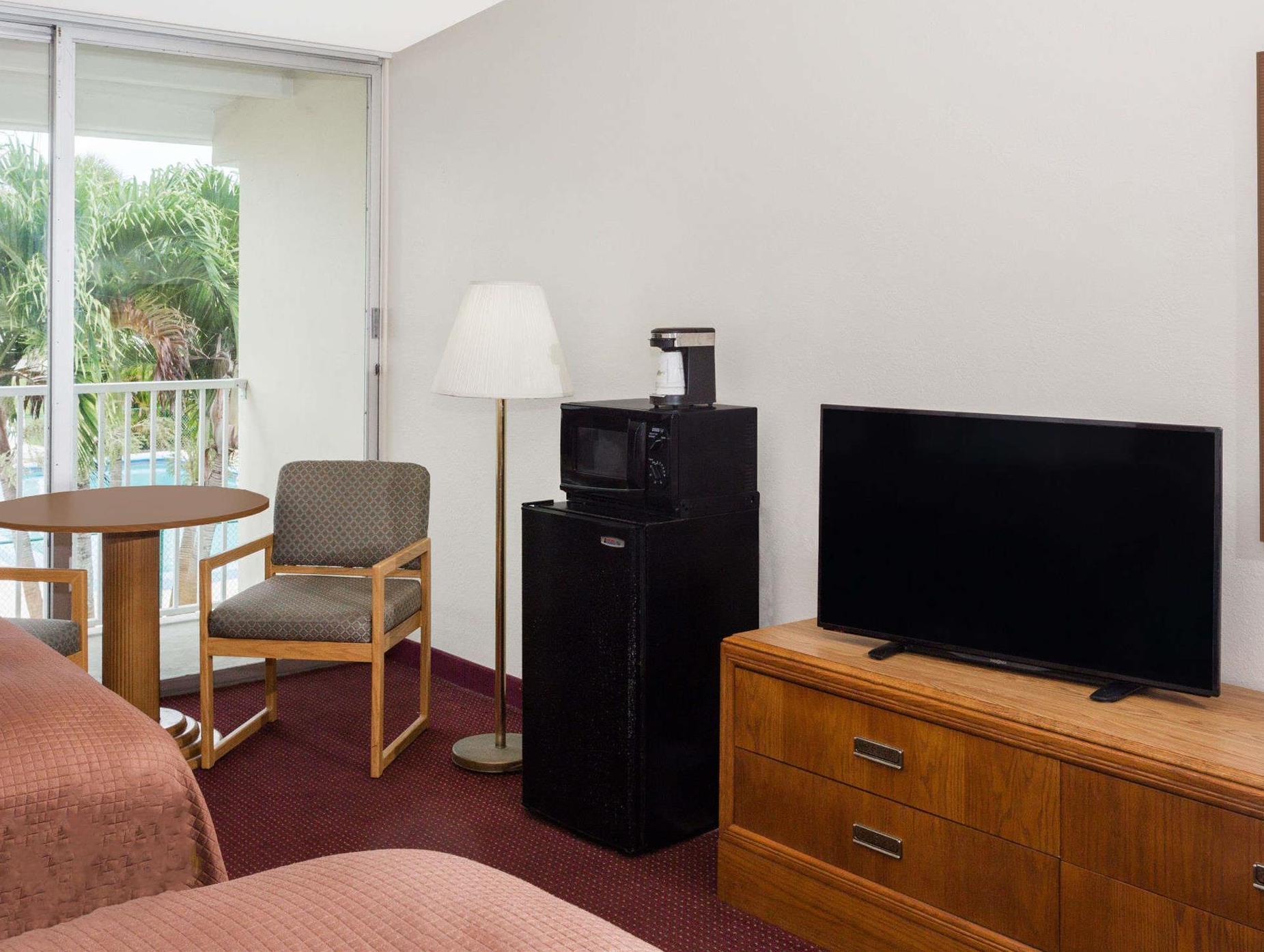 Howard Johnson By Wyndham Vero Beach / Downtown Buitenkant foto