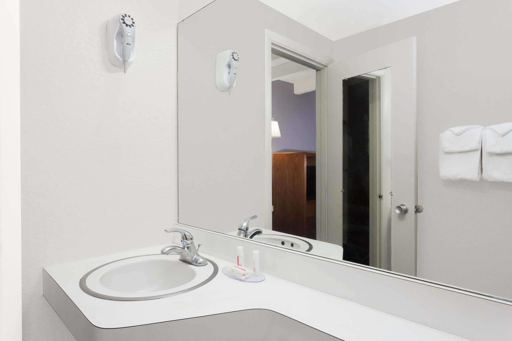 Howard Johnson By Wyndham Vero Beach / Downtown Buitenkant foto