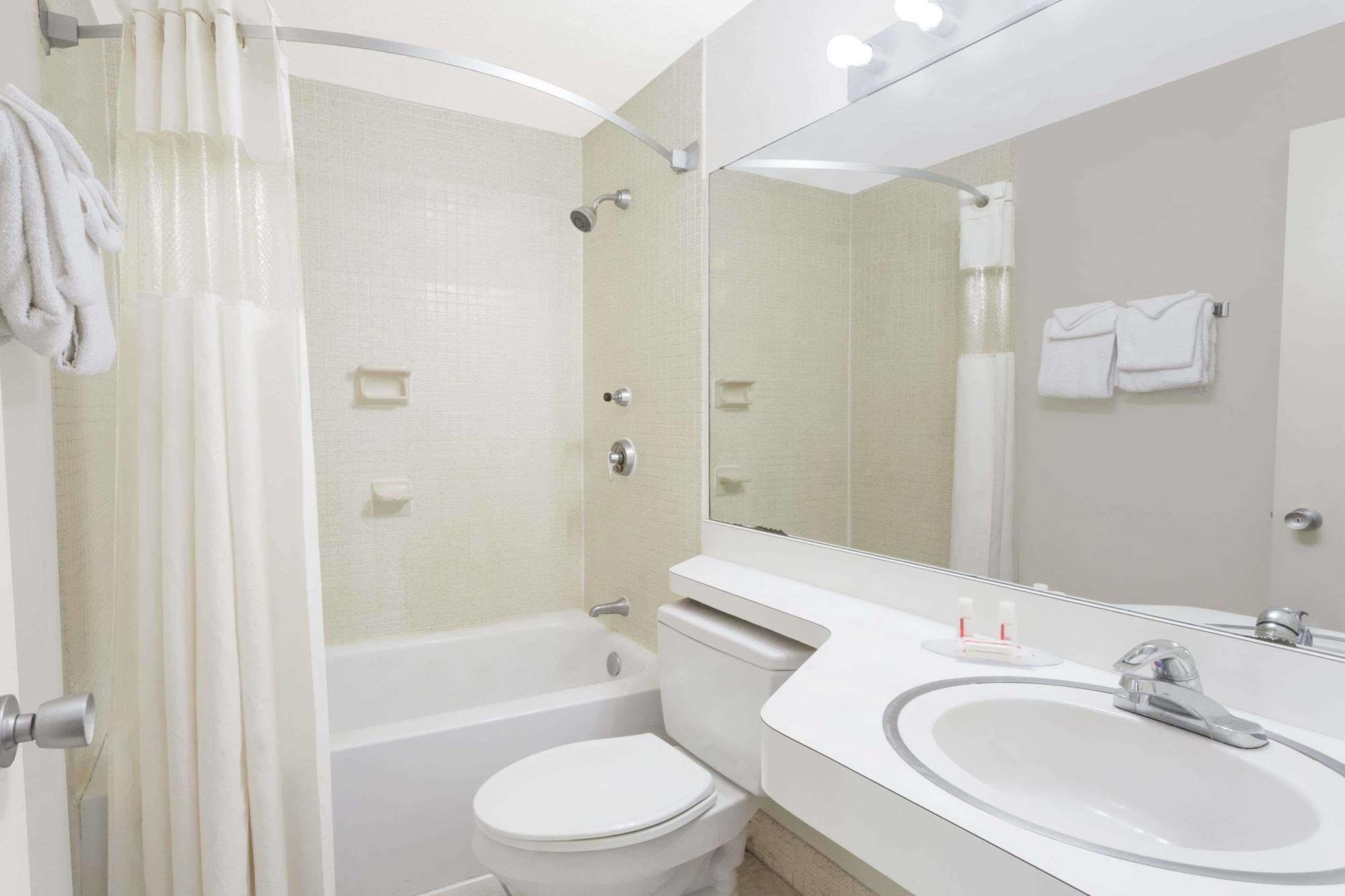 Howard Johnson By Wyndham Vero Beach / Downtown Buitenkant foto